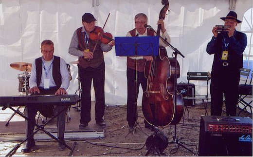 Kuvassa: Pelimannit Joupiska Soi 2013 -tapahtumassa