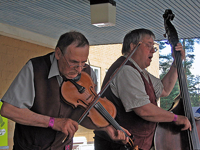 Kuvassa: Pelimannit lukion lavalla