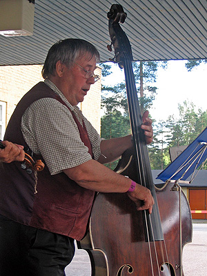 Kuvassa: Pelimannit lukion lavalla