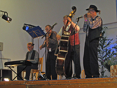 Kuvassa: Pelimannit soittosalissa