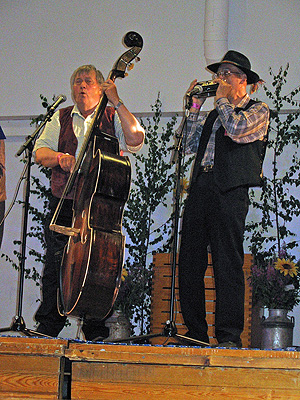 Kuvassa: Pelimannit soittosalissa