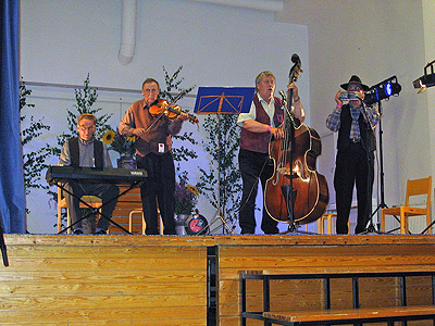 Kuvassa: Pelimannit soittosalissa