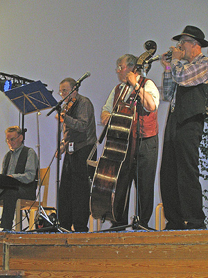 Kuvassa: Pelimannit soittosalissa