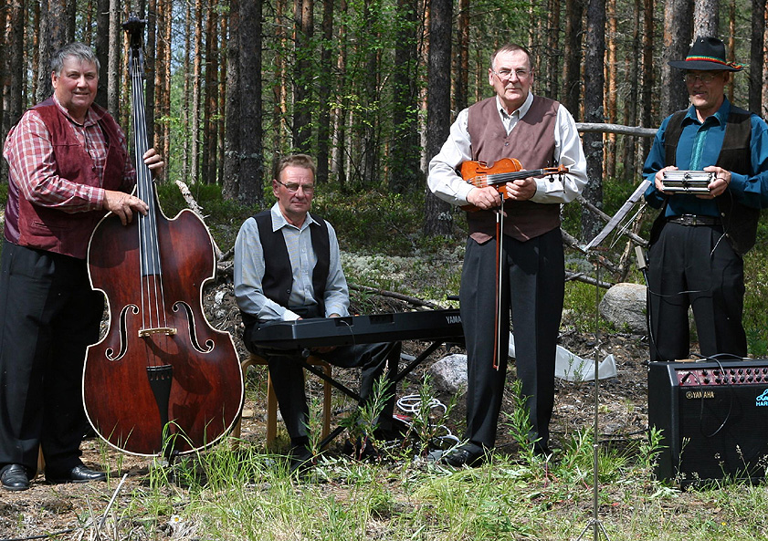 Kuvassa: Windalan Pelimannit terva- ja hiilenpolttojuhlissa