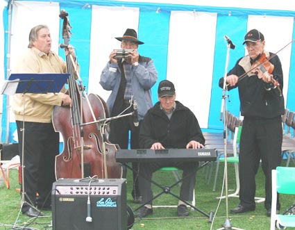 Kuvassa: Pelimannit Torstai-lehden vuosijuhlassa