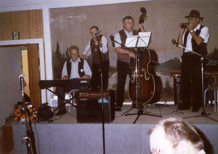 Kuvassa: Windalan Pelimannit Viitalasoitoissa 2006